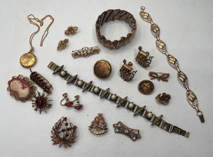 lot 29 image: Victorian Gold Tone Brooches, Cameo and Etched Locket