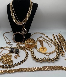 lot 31 image: Large 18 PC Gold Tone and Rhinestone Lot