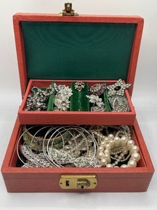 lot 42 image: Jewelry Box with Jewelry