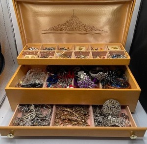 lot 44 image: Large Vintage Jewelry Box Filled with Jewelry