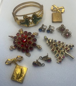 lot 61 image: Christmas Tree and Turtle Brooch Jewelry Lot
