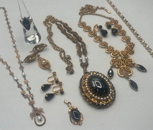 lot 55 image: Van Dell Onyx and 120 GF Charm and Baroque Pearl Filigree Necklace marked 925, Onyx Ring