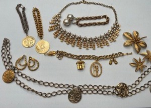 lot 129 image: Vintage Sarah Coventry Gold Tone Foliage Faux Pearl Rhinestones Choker Necklace and Leaf Earrings
