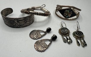lot 132 image: Thunderbird Cuff Bracelet Sterling and Onyx Earrings Mexico 925 Bracelet