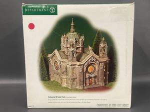 lot 41 image: Dept 56 Cathedral Saint Paul Christmas City Decor