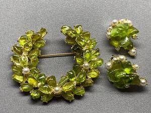 lot 45B image: Vintage Faux Pearl and Peridot Style Brooch & Earrings Set