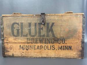 lot 45 image: Vintage Gluek Brewing Co. Wooden Crate