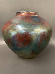 lot 82 image: Rollins Ceramic Arts Iridescent Raku Pottery Vase