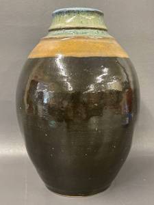 lot 83 image: Kelsie Harden Handmade Art Pottery Vase, 10
