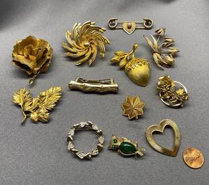 lot 86B image: Vintage Gold Tone Brooch Collection