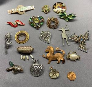 lot 87B image: Vintage Costume Jewelry Brooch Lot