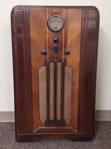 lot 88 image: Vintage 1930s Art Deco Philco Radio Cabinet Model 37-620