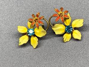 lot 91B image: Vintage Floral Clip-On Earrings