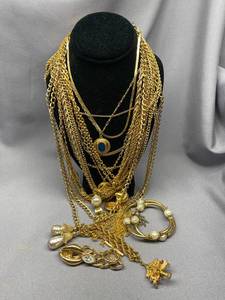 lot 96B image: Vintage Gold-Tone Jewelry Lot
