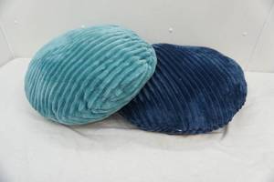 lot 1 image: plush throw pillows