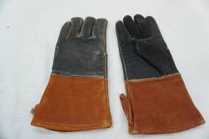 lot 39 image: welding gloves