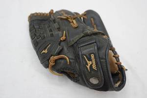 lot 52 image: Mizuno glove 8 long