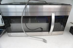 lot 68 image: LG Microwave Oven