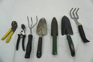 lot 100 image: garden tool lot