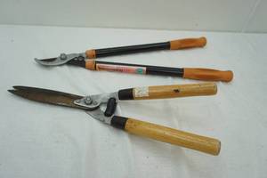 lot 101 image: gardening shears and telescopic lopper