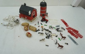 lot 163 image: Dickens Keepsake farm set with ceramic lighted barn
