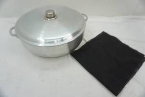 lot 247 image: Uniware aluminum pan (large)