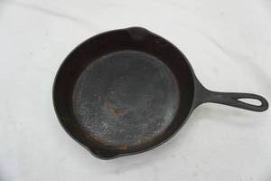 lot 249 image: Wagner 8 cast iron pan