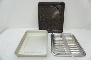 lot 250 image: cake pan & broiling pan