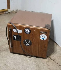 lot 270 image: Sanyo mini fridge