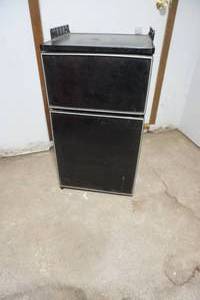 lot 272 image: Mini fridge and freezer unit 18.5x35.5x17.5