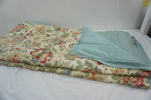 lot 286 image: Floral Comforter