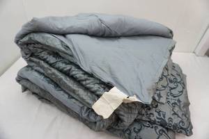 lot 288 image: King Size Elegant Comforter