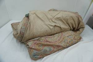 lot 289 image: Ralph Lauren king size comforter