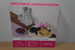 lot 21 image: Farberware Minnie Mouse Cast Aluminum Cake Pan
