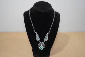 lot 119 image: Navajo Stlye Feather Turquoise Necklace