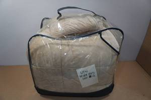 lot 160 image: Queen Comforter and Pillowcases