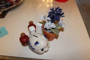 lot 8 image: Collection of Vintage Home Decor Items