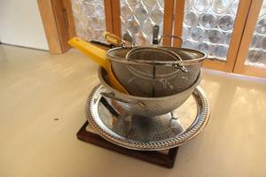 lot 9 image: Kitchenware Collection Strainers, Colander, Tray, and Cutting Board