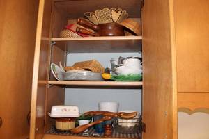 lot 14 image: Assorted Vintage Kitchenware Collection