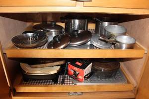 lot 18 image: Collection of Cookware and Coffee Brewer