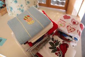 lot 20 image: Collection of Decorative and Holiday-Themed Hand Towels