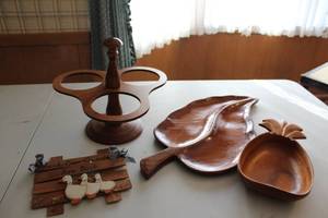 lot 22 image: Wooden Kitchen Decor Set with Tray, Stand, and Plaque