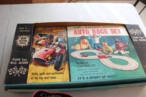 lot 28 image: Vintage Ungar Auto Race Set - Track Pieces Only