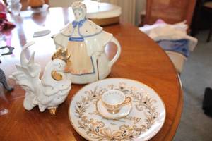 lot 53 image: Set of Decorative Porcelain Collectibles with Teapot and Figurines