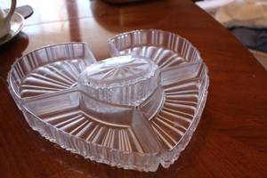 lot 54 image: Vintage Clear Glass Divided Serving Tray with Lid