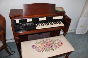 lot 63 image: Vintage Electric Organ with Floral Upholstered Bench