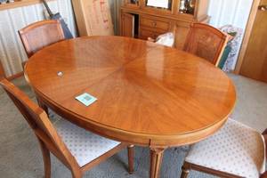 lot 64 image: Henredon Fine Furniture Dining Table with Four Chairs and Extra Leaf