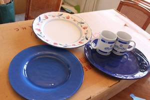 lot 65 image: Collection of 4 Colorful Plates and 2 Novelty Mugs
