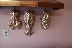 lot 70 image: Set of 3 Vintage Copper Wall Hanging Molds - Lobster, Fish, and Grape Designs