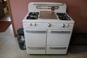 lot A-73 image: Vintage Roper Gas Stove with Grill and Double Oven